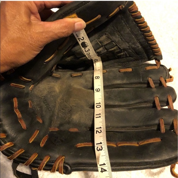 GUC - Adult Mizuno Glove - Picture 5 of 6